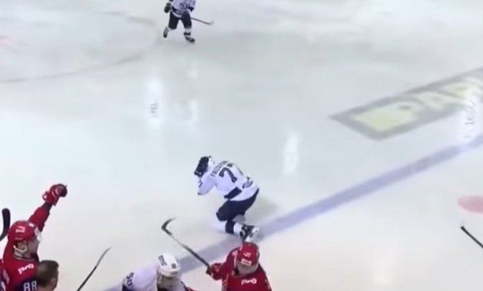 (Видео) Хокеар почина откако беше погоден со пак во глава!