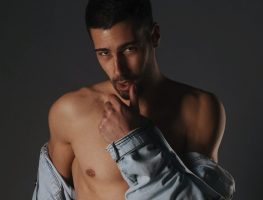 (Галерија) Манекенот Александар Златановски се соблече гол во еротска фотосесија