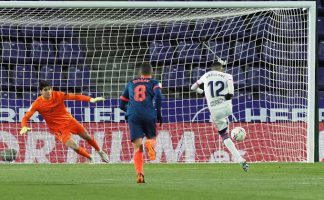 Голманот Бону го постигна првиот гол во кариерата – Севилја се спаси од пораз на Зориља