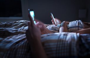 Зошто да не го носите паметниот телефон во кревет?