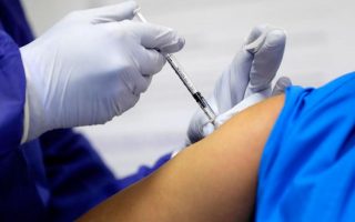 Зошто некои експерти препорачуваат да се вакцинираат и деца?
