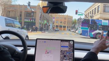 Како во пракса функционира системот за самостојно возење на Tesla (ВИДЕО)