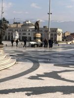Камионче за чистење пропадна под плочникот и ја искрши фонтаната на плоштад Македонија во Скопје