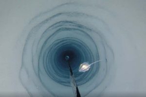 Научниците пробиле 900 метри дебел мраз на Антарктикот, па спуштиле камера на дното – се изненадиле што пронашле