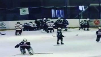 Од мали ги учат! Луда хокеарска тепачка на 10-годишници во Русија