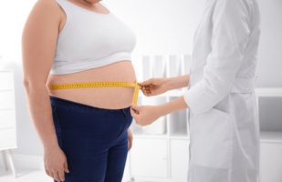 Поради што вакцината против Kовид-19 делува различно кај гојазните луѓе?