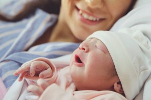 Прво бебе во светот родено со антитела на коронавирусот