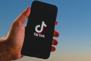 Предизвиците на TikTok стануваат сè поопасни за младите луѓе