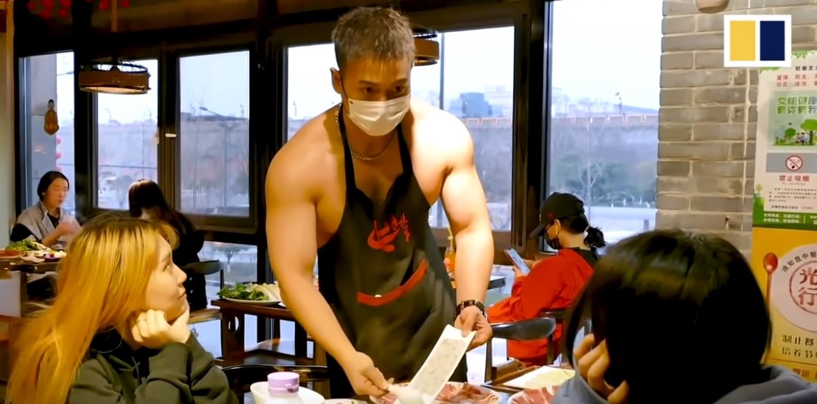 Ресторан со разголени келнери е хит во Кина