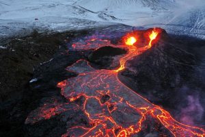Спектакуларна глетка: Со дрон пришол толку близу до кратерот од вулканот (ВИДЕО)
