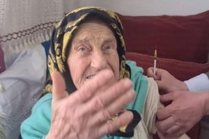 Сто и единаесет годишна баба прими вакцина против корона