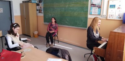 (Фото) Атиџе и Сузана распеани на час по музичко, медената шаманка се дружеше со учениците во школо