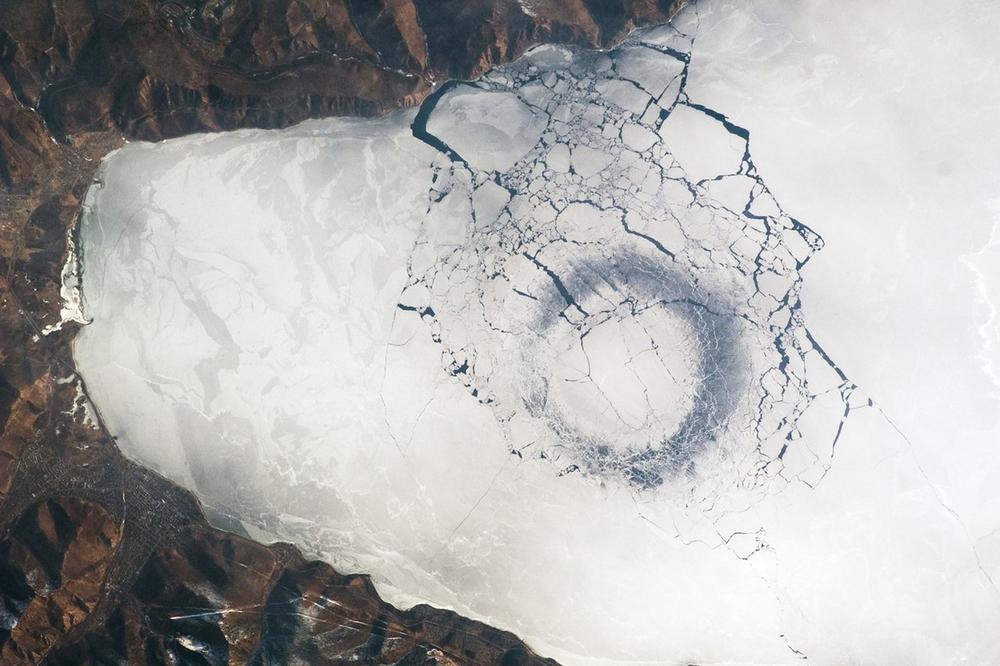 (Фото) Мистериозни траги сними сателитот на НАСА на Сибир, од агенцијата не знаат за што станува збор