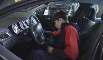 (Фото) Тринаесетгодишниот Никола е најмладиот автомеханичар во Србија, нема кола која не може да ја поправи