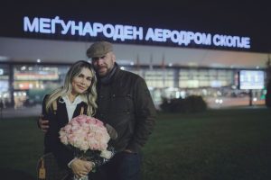 „Доцниш 1399 дена“-љубовна двојка по четири години пак се сретна на скопскиот аеродром