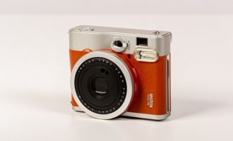 Instax камерата овозможува инстант печатење на фотографии (ВИДЕО)