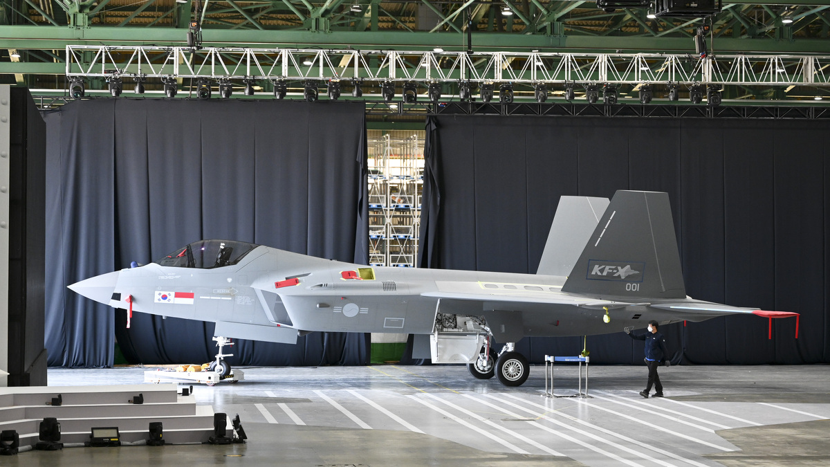Јужна Кореја претстави нов суперсоничен борбен авион од домашно производство