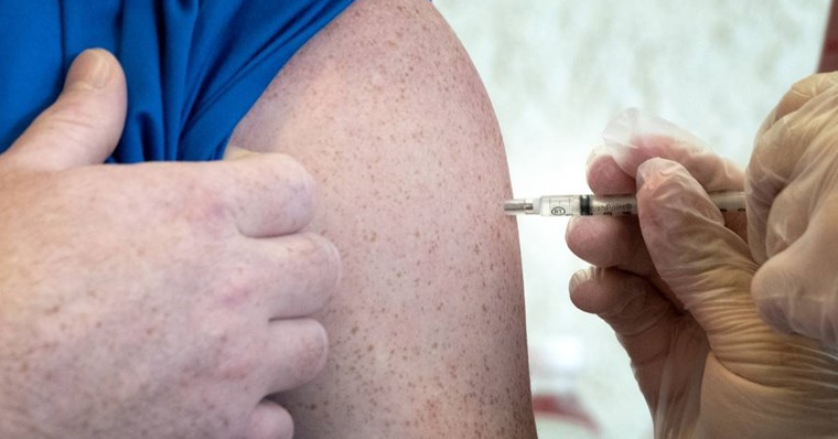 Британска студија: Со една доза вакцина, двојно помали се шансите за пренесување на вирусот во семејството