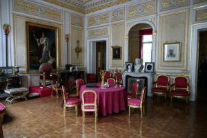 (Видео) Новинарка откри палата каде се собиралa француската елита и високи политичари среде корона криза