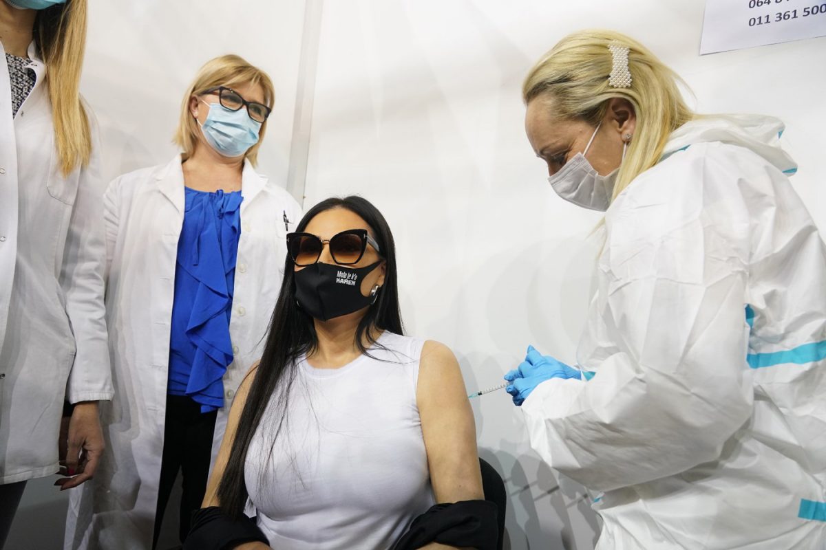 (Видео) „Сакам побрзо да им се вратам на концертите“, Цеца се вакцинираше против коронавирус