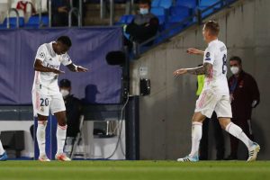 Винисиус даде гол па му се поклони на Крос, Де Брујне „удри“ против Дортмунд