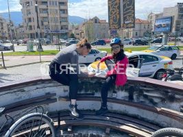 (Галерија) И родители и деца на фонтана: Мeнувањето сликички е традиција во парк