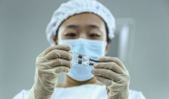 Експерти: Трета доза од кинеската вакцина само за оние со послаб имунитет