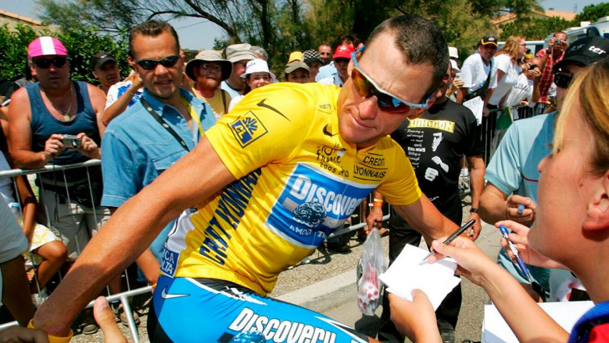 Ленс Амстронг на Тур д’Франс покрај допинг користел и мотор