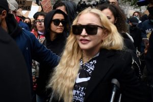 Мадона е исплашена од коронавирусот, децата не ги пушта надвор, а ангажирала и екипа за дезинфекција на куќата