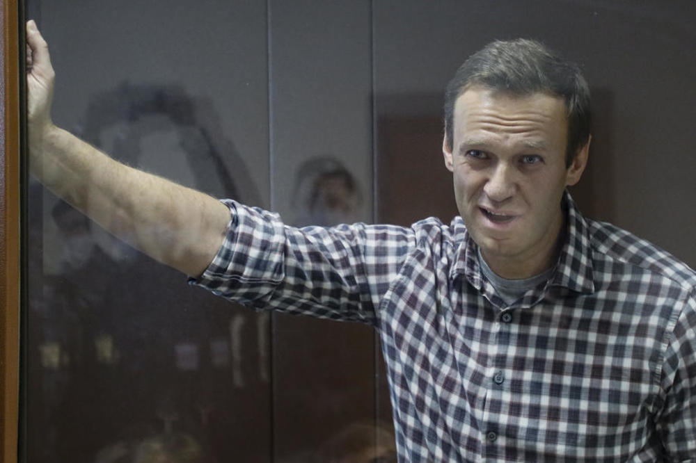 Навални се жали на температура и силна кашлица, тврди дека тројца од неговата ќелија се во болница заради туберколоза