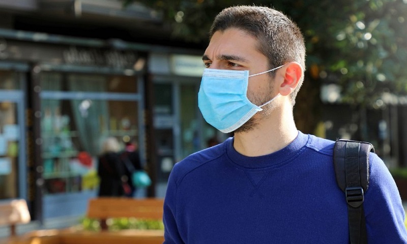 Научници за носењето маски на отворено: Престојот надвор е многу побезбеден