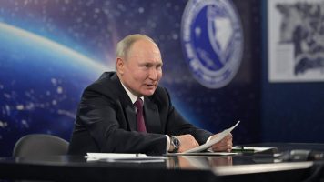 Путин им ги зголеми платите на руските космонаути