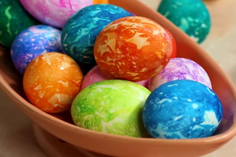 Фарбање јајца со креп хартија: наједноставна и најубава техника на боење