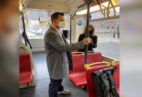 (Фото) Австрискиот министер за здравство со автобус патува на работа