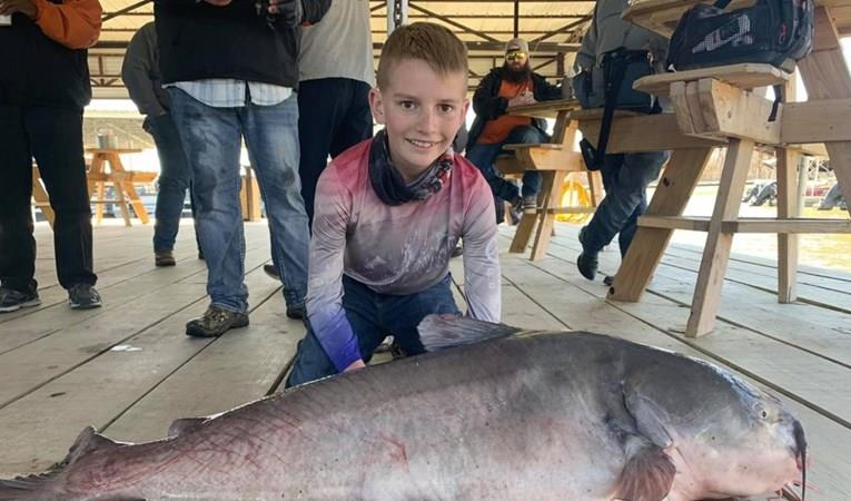 (Фото) Дете улови рекордно голем сом, тежок колку него