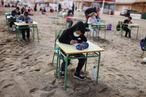 Шпанско училиште ги префрли училниците на плажа