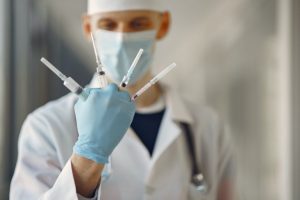 „Фајзер“, „Спутник В“ или „Синофарм“ – истражување во Србија покажа која вакцина штити најбргу