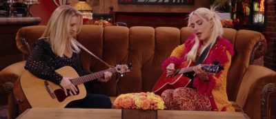 (Видео) Лејди Гага и Лиса Кудроу ја пеат „Smelly Cat“ најпознатата песна на Фиби од „Friends“