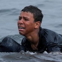 (Видео) Плачејќи со пластични шишиња на себе за да не се удави, пливаше од Мароко до Шпанија: Снимката од момче мигрант која го обиколи светот