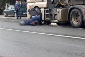 (Вознемирувачко видео) Жена заврши под камион, тешка сообраќајка во Србија