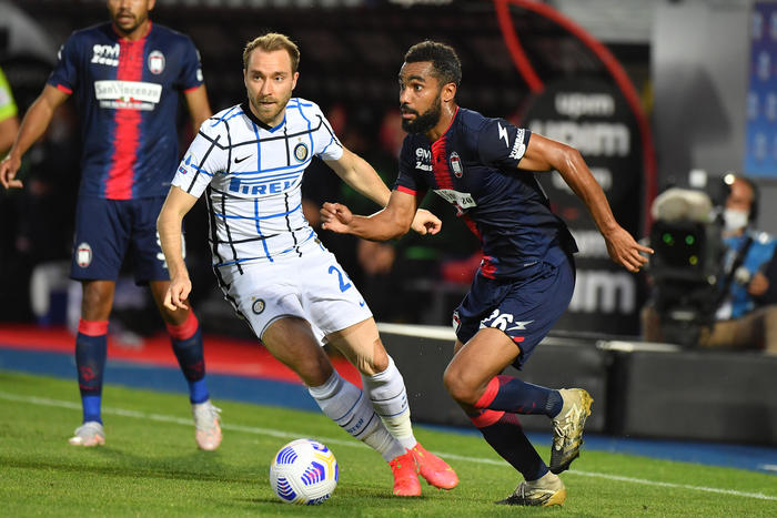 Интер ги ставија рацете на шампионскиот трофеј и го испратија Кротоне во Серија Б