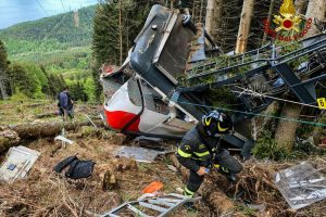 Намерно ги деактивирале кочниците: Три лица уапсени поради падот на жичарата во Италија во која загинаа 14 лица