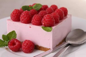 Освежителен кремав колач од малини