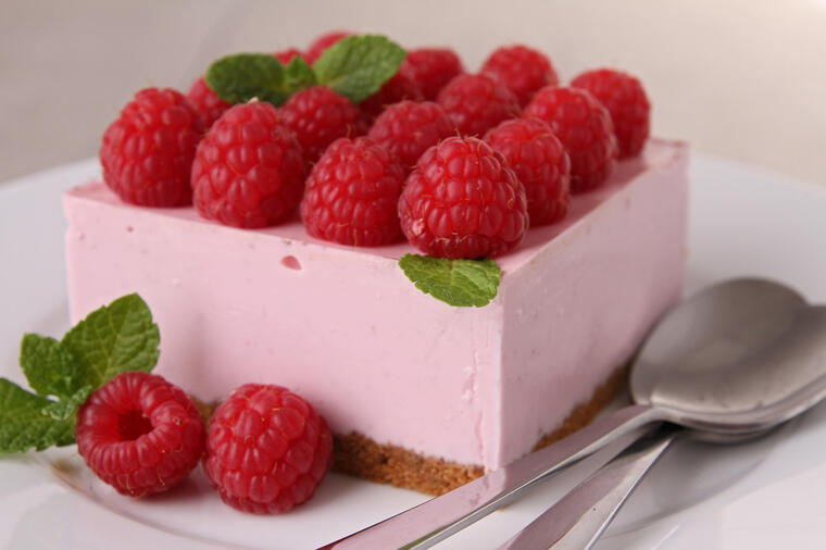 Освежителен кремав колач од малини