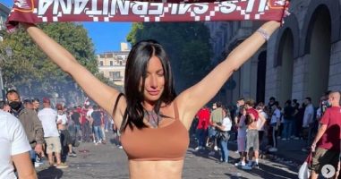 Порно актерка ги возбуди фудбалските навивачи додека славеа враќање на клубот во Серија А
