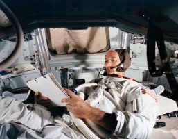 Почина астронаутот Мајкл Колинс кој учествуваше во мисијата „Аполо 11“ (ВИДЕО)