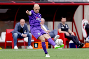 Робен се врати со две асистенции за 10 минути, па заплака пред камерите