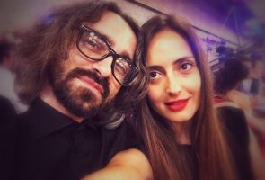 Сопругата на Апасиев им се налути на жените што го осудуваат доењето во јавност: Свртете глава ако не ви чини