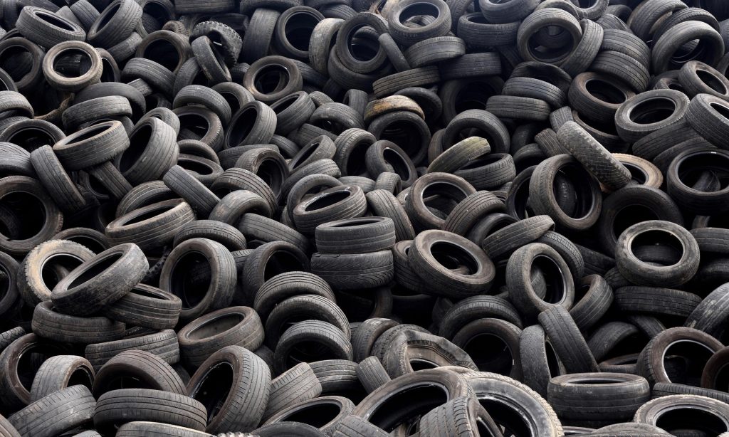 Старите гуми се корисни на многу начини: се мешаат во асфалт, а од нив се добива и дизел гориво!