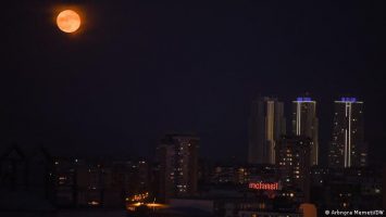 (Фото) Крвава месечина над Скопје